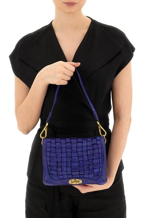 Borsa a tracolla in pelle viola intrecciata di forma rettangolare, con chiusura in metallo dorato e tracolla. Texture liscia con dettaglio a griglia.