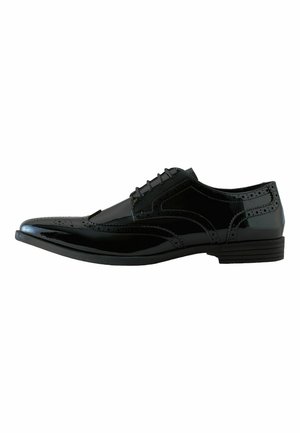 Pantof din piele lacuită neagră pentru bărbați, model Oxford, cu detalii brogue wingtip și închidere cu șireturi, prezentat din profil pe fundal alb.
