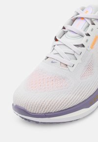 Nike Performance VOMERO 17 - Utcai futócipők - photon dust/daybreak/lilac bloom/white/sundial