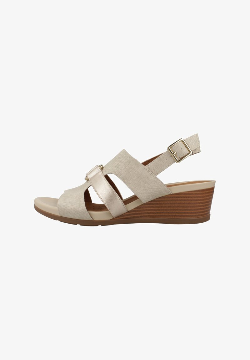 Sandalias de cuña beige con un upper de tela texturizada, tiras cruzadas anchas, acentos metálicos y una hebilla ajustable en la tira del talón.
