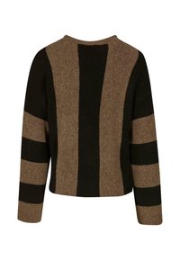 Sweter w brązowo-czarne paski, z teksturowanym wzorem dzianiny, szerokimi rękawami i skróconą sylwetką z wyraźnymi pionowymi i poziomymi paskami.