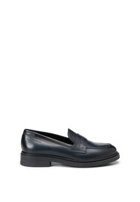 Mocassin penny en cuir noir avec talon bas empilé et nom de marque embossé sur le côté.