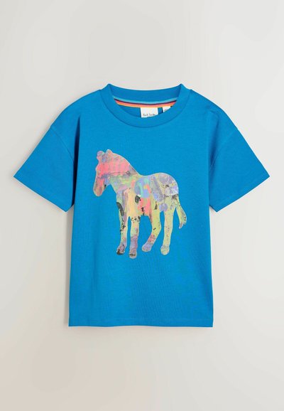 T-shirt en coton bleu avec un motif abstrait coloré de cheval sur le devant. Manches courtes et encolure ronde.
