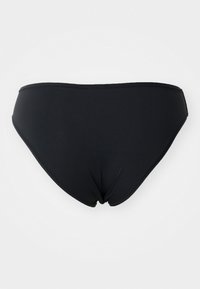 Sort sømløse kvindelige bikini-underbukser, ensfarvet stof, med syede kanter, vist fladt mod en hvid baggrund.