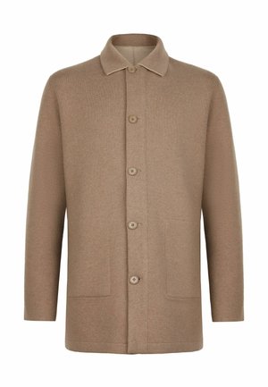 Jasnobrązowy płaszcz z długim rękawem, z kołnierzem, pięcioma guzikami z przodu i dwoma bocznymi kieszeniami, wykonany z miękkiego materiału.