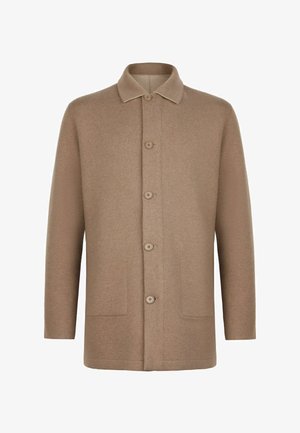 Jasnobrązowy płaszcz z długim rękawem, z kołnierzem, pięcioma guzikami z przodu i dwoma bocznymi kieszeniami, wykonany z miękkiego materiału.