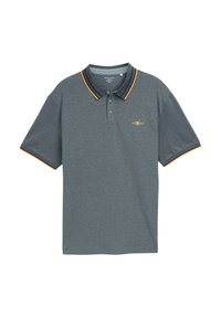 Polo gris en tissu doux, avec un col à deux boutons, des rayures d'accent jaune et noir sur le col et les manches, et un détail de logo.