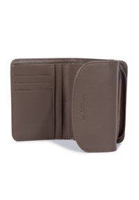 Portafoglio in pelle marrone aperto, con tre scomparti per carte a sinistra e una tasca per monete con patta a destra, con la dicitura embossata "LANCASTER PARIS" sulla patta.