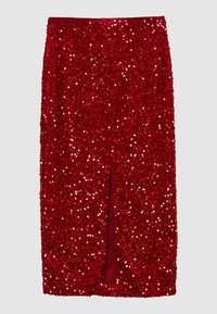 Roter Pailletten-Bleistiftrock mit seitlichem Schlitz. Verfügt über ein glattes Innenfutter. Pailletten bedecken die gesamte Oberfläche und schaffen eine glänzende Textur.