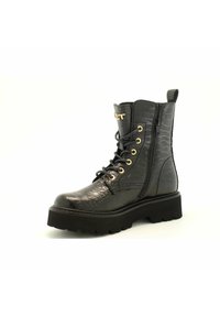 Stivale militare in pelle sintetica di cocodrillo nera con occhielli dorati, cerniera laterale, linguetta e suola spessa con scanalature.
