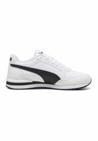 Baskets blanches Puma avec une bande noire, des lacets blancs et une semelle noire et blanche, vues de côté sur fond blanc.