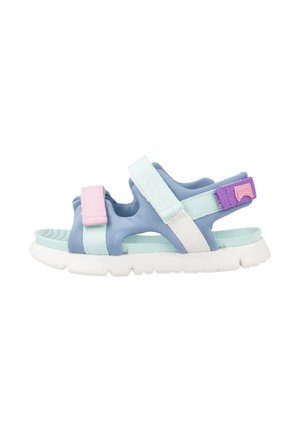 Open-toes kindersandaal met lichtblauwe, roze, witte en paarse verstelbare bandjes en een dikke witte zool.