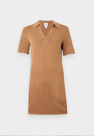 Πλεκτό φόρεμα με κοντά μανίκια σε καμηλό καφέ χρώμα, με γιακά και V-λαιμόκοψη, ίσια γραμμή, απεικονισμένο σε λευκό φόντο.