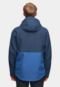 Granatowa kurtka z kapturem, o gładkiej fakturze i wzorze w kolorze blokowym. Wzmocnione ramiona i boczne szwy dla większej trwałości.