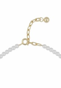 Pärlhalsband med guldkedjeförlängning och rund lås, med en guldklotberlock i kedjans ände mot en vit bakgrund.