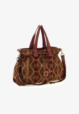 Borsa di tessuto marrone e oro con trama, dettagli rossi, manici in pelle e tracolla removibile. Dotata di accessori decorativi in metallo.