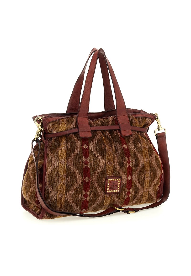 Borsa di tessuto marrone e oro con trama, dettagli rossi, manici in pelle e tracolla removibile. Dotata di accessori decorativi in metallo.