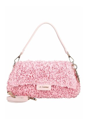 Borsa rosa ricoperta da applicazioni floreali testurizzate con tracolla rimovibile e finiture in metallo dorato, con etichetta "LA CARRIE".