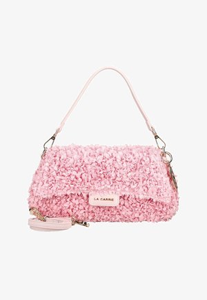 Bolso rosa cubierto de apliques florales texturizados con una correa de hombro desmontable y herrajes en tono dorado, etiquetado como "LA CARRIE."