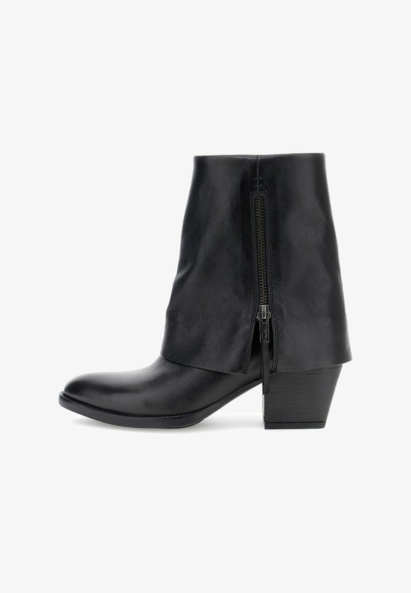 Czarny skórzany botek na kostkę z blokowym obcasem, okrągłym noskiem i bocznym zamkiem błyskawicznym z uchwytem.
