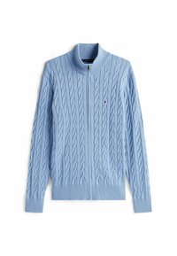 Hellblauer Strickcardigan mit Stehkragen und durchgehendem Reißverschluss. Gerippte Bündchen und Saum sorgen für Textur; kleines Logodetail auf der Brust.