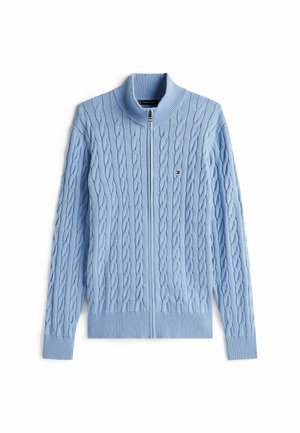 Cardigan a trecce di colore azzurro chiaro, con colletto alto e zip completa. Le maniche a coste e l'orlo aggiungono texture; piccolo logo sul petto.