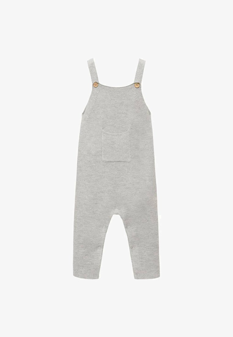 Grau gestrickter Overall mit Trägern, Holzknopf-Akzenten, Fronttasche und Druckknopfverschlüssen am Saum. Weicher Stoff und einfaches Design.