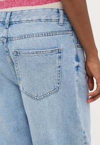 ONLY Petite ONLELLA RILEY - Ravne kavbojke - light blue denim