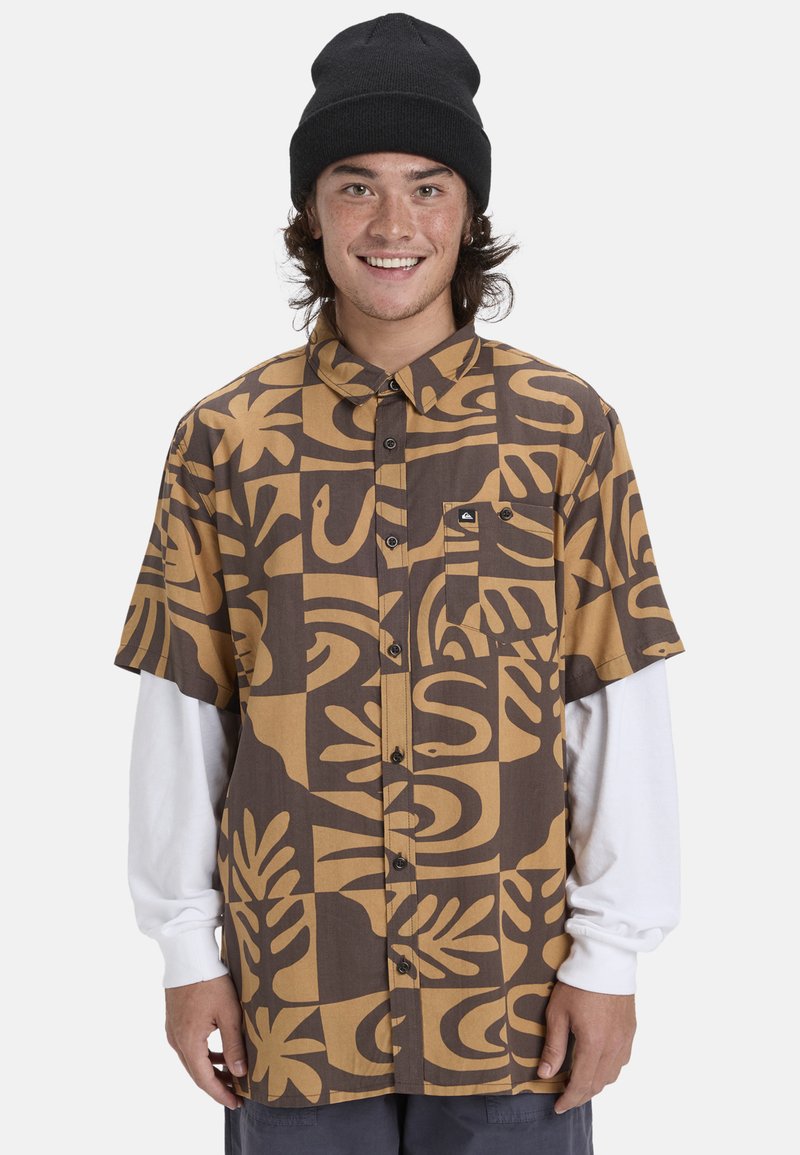 Korte mouwen overhemd met knopen in bruin en beige, met een gedurfde, abstracte bladeren- en slangpatroon, een borstzak en een logo-embleem.