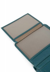 Portefeuille en cuir teal avec un intérieur en tissu beige, dotée de deux fentes pour cartes transparentes et d'une texture lisse. Des coutures soulignent les bords.