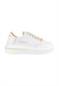 Sneaker bianche con tomaia in pelle liscia, dettagli in metallo dorato e una suola bianca spessa con una striscia dorata. Logo "Alexander Smith" visibile.