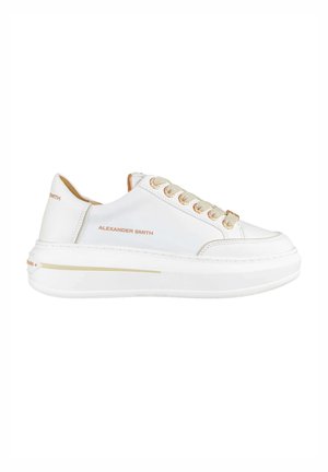 Sneaker bianche con tomaia in pelle liscia, dettagli in metallo dorato e una suola bianca spessa con una striscia dorata. Logo "Alexander Smith" visibile.