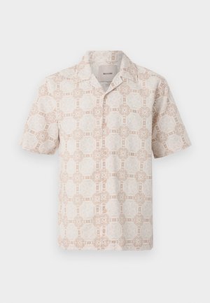 Chemise à manches courtes en beige clair avec un motif floral géométrique en crème. Elle présente un col pointu et une coupe décontractée.