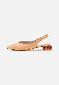 Beige läder slingback-skor med spetsiga tår och en kort, fyrkantig klack med sköldpaddsstruktur. Slät yta och minimal detaljering.