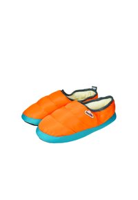 Zapatillas naranjas acolchadas con suela de goma azul y forro gris, con un logo en el costado y un diseño de tipo slip-on.