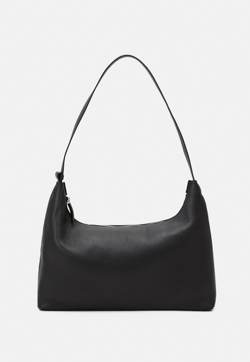 Svart läderhandväska med en slät textur, böjd form och en enkel axelrem. Har dragkedjestängning. Minimalistisk design.