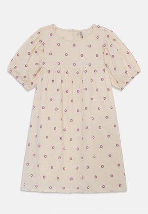 Kremfarget kjole med puffede ermer og lite lilla blomsterprint, innsvingt i midjen og rund hals.