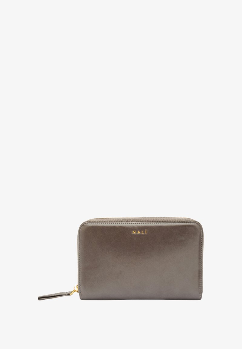 Šedá kožená peněženka s hladkým povrchem, na zip a se zlatým logem. Má štíhlý obdélníkový tvar a odnímatelnou visačku.