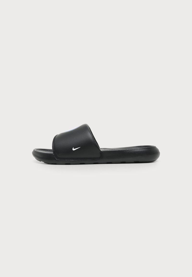 Μαύρο σανδάλι Nike slide με φαρδιά λουρίδα και λευκό λογότυπο swoosh σε απλό λευκό φόντο.