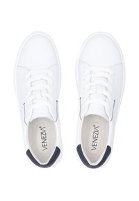 Weiße Sneakers mit einer glatten synthetischen Oberseite, runder Zehenpartie und sechs Ösen. Mit marineblauen Akzenten an der Ferse und strukturierten Einlegesohlen.