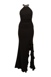 Robe noire à col halter, avec un décolleté orné, un corsage ajusté et des volants sur les côtés, présentant une jupe longue avec une fente haute sur la cuisse.