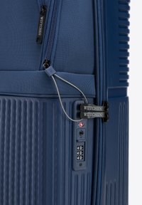 Valise bleu marine avec une surface texturée, dotée d'un verrou à combinaison, de doubles curseurs et d'une poignée solide. La marque "WITTCHEN" est visible.