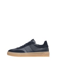 Sneaker in pelle e suede blu navy con finitura texturizzata, punta rotonda e suola in gomma color beige. Presenta chiusura con lacci e strisce laterali.