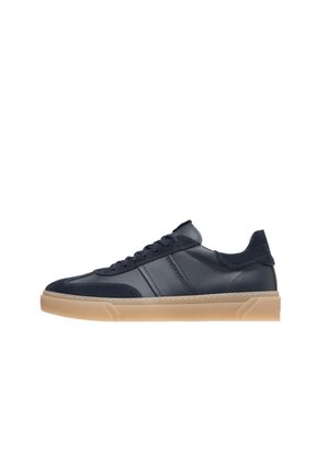 Sneaker in pelle e suede blu navy con finitura texturizzata, punta rotonda e suola in gomma color beige. Presenta chiusura con lacci e strisce laterali.
