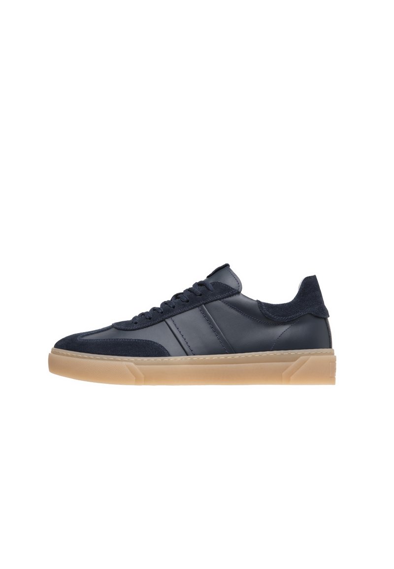 Sneaker in pelle e suede blu navy con finitura texturizzata, punta rotonda e suola in gomma color beige. Presenta chiusura con lacci e strisce laterali.
