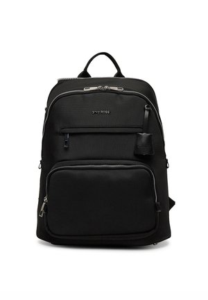 Czarny plecak z tkaniny z dwoma przednimi kieszeniami na zamek, górnym uchwytem, regulowanymi paskami na ramiona i małą przymocowaną metką z przodu po prawej stronie.