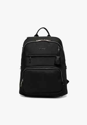 Schwarzer Stoffrucksack mit zwei vorderen Reißverschlusstaschen, einem oberen Griff, verstellbaren Schultergurten und einem kleinen, an der vorderen rechten Seite angebrachten Etikett.