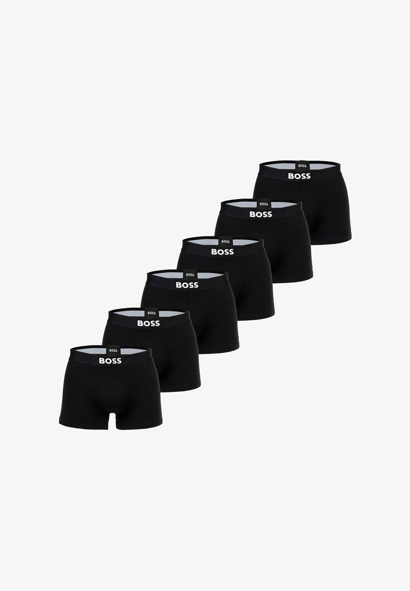 Paquete de seis calzoncillos boxers negros hechos de algodón, con una cinturilla de logotipo en blanco. Cada par tiene un corte clásico y una textura suave.