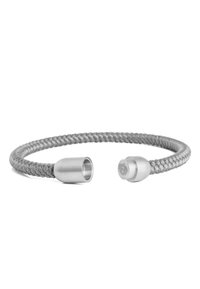 Bracciale a treccia grigia con estremità metalliche. L'hardware metallico liscio presenta un design circolare, integrando texture e finiture contrastanti.
