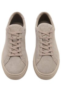 Las zapatillas de ante beige presentan un diseño clásico de cordones, punta redonda y una suela de goma texturizada. Logo en relieve en la lengüeta.